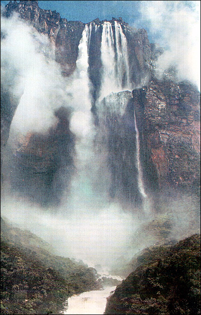 Водопад в горах. Фото, фотография